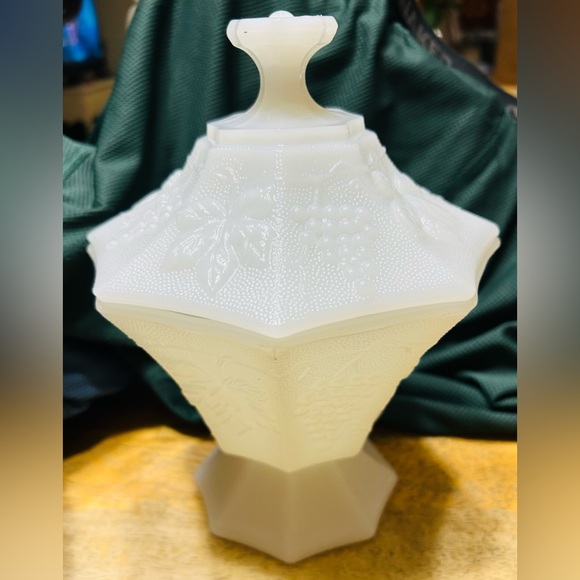 Vintage Anchor Hocking Milk Glass Harvest Grape compote dish. Mint condition. - Picture 1 of 4